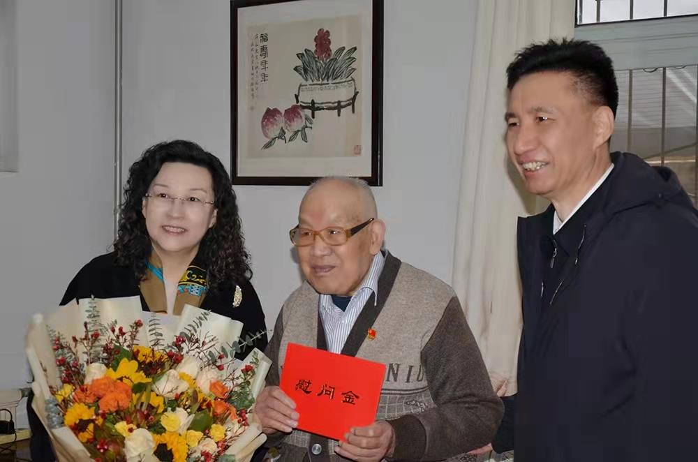 濟(jì)南產(chǎn)發(fā)集團(tuán)黨委副書記、總經(jīng)理黃蓓走訪慰問離休老干部、老黨員