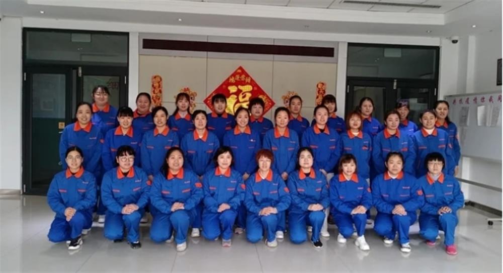 巾幗綻芳華！金鐘科技集團(tuán)精密儀器車間應(yīng)變計(jì)班：精密儀器生產(chǎn)線上的“解題人”